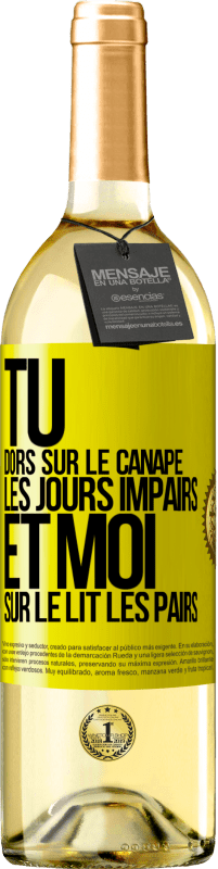 29,95 € | Vin blanc Édition WHITE Tu dors sur le canapé les jours impairs et moi sur le lit les pairs Étiquette Jaune. Étiquette personnalisable Vin jeune Récolte 2025 Verdejo