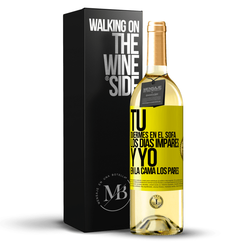 29,95 € Envío gratis | Vino Blanco Edición WHITE Tú duermes en el sofá los días impares y yo en la cama los pares Etiqueta Amarilla. Etiqueta personalizable Vino joven Cosecha 2023 Verdejo