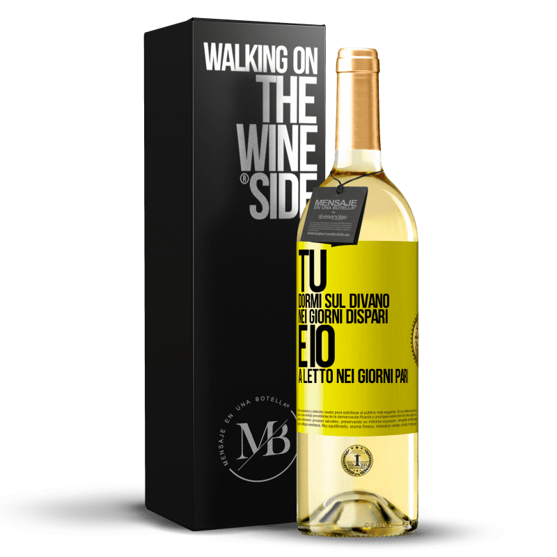 29,95 € Spedizione Gratuita | Vino bianco Edizione WHITE Tu dormi sul divano nei giorni dispari e io a letto nei giorni pari Etichetta Gialla. Etichetta personalizzabile Vino giovane Raccogliere 2023 Verdejo