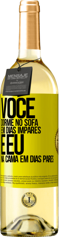 29,95 € | Vinho branco Edição WHITE Você dorme no sofá em dias ímpares e eu na cama em dias pares Etiqueta Amarela. Etiqueta personalizável Vinho jovem Colheita 2025 Verdejo