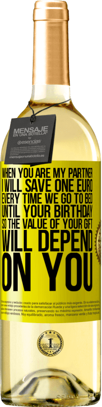 29,95 € 送料無料 | 白ワイン WHITEエディション あなたが私のパートナーであるとき、私はあなたの誕生日まで寝るたびに1ユーロを節約するので、あなたの贈り物の価値はあなたに依存します 黄色のラベル. カスタマイズ可能なラベル 若いワイン 収穫 2023 Verdejo