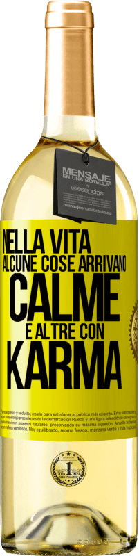 Spedizione Gratuita | Vino bianco Edizione WHITE Nella vita alcune cose arrivano calme e altre con karma Etichetta Gialla. Etichetta personalizzabile Vino giovane Raccogliere 2023 Verdejo