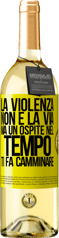 Spedizione Gratuita | Vino bianco Edizione WHITE La violenza non è la via, ma un ospite nel tempo ti fa camminare Etichetta Gialla. Etichetta personalizzabile Vino giovane Raccogliere 2023 Verdejo