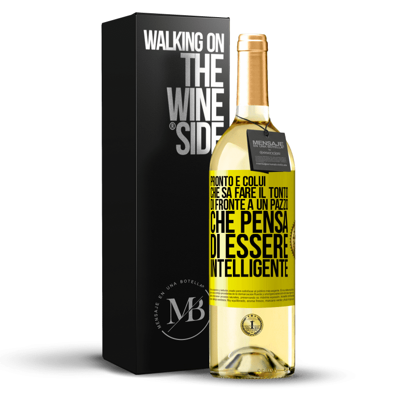 29,95 € Spedizione Gratuita | Vino bianco Edizione WHITE Pronto è colui che sa fare il tonto ... di fronte a un pazzo che pensa di essere intelligente Etichetta Gialla. Etichetta personalizzabile Vino giovane Raccogliere 2025 Verdejo
