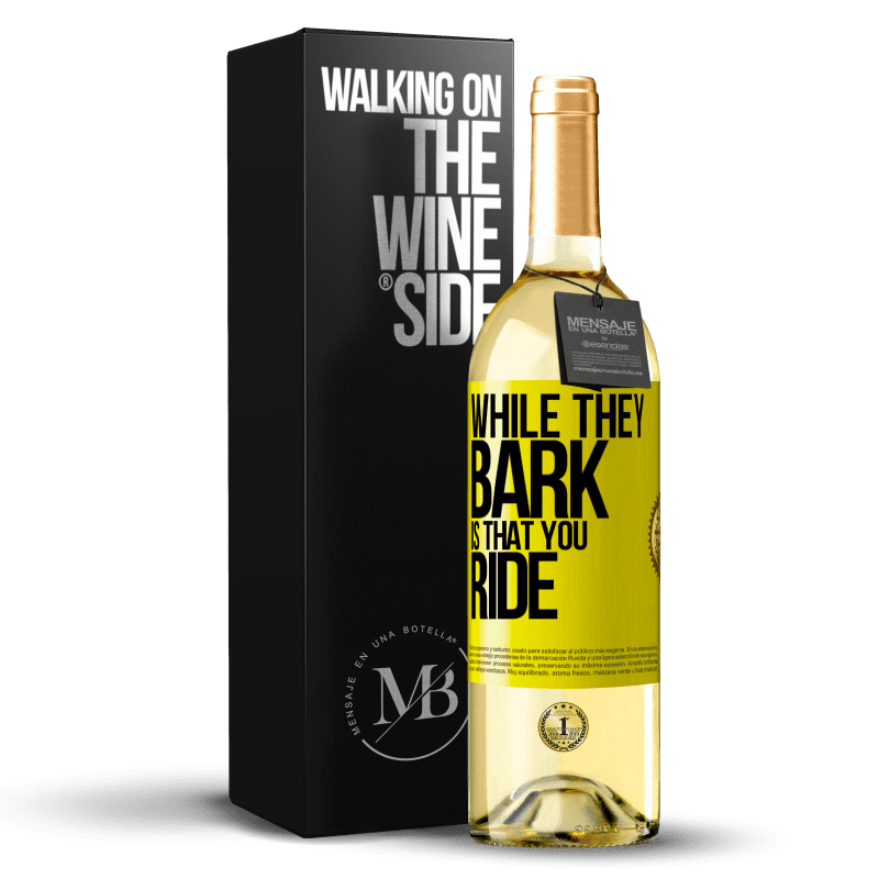 29,95 € Бесплатная доставка | Белое вино Издание WHITE Пока они лают, это то, что ты едешь Желтая этикетка. Настраиваемая этикетка Молодое вино Урожай 2023 Verdejo