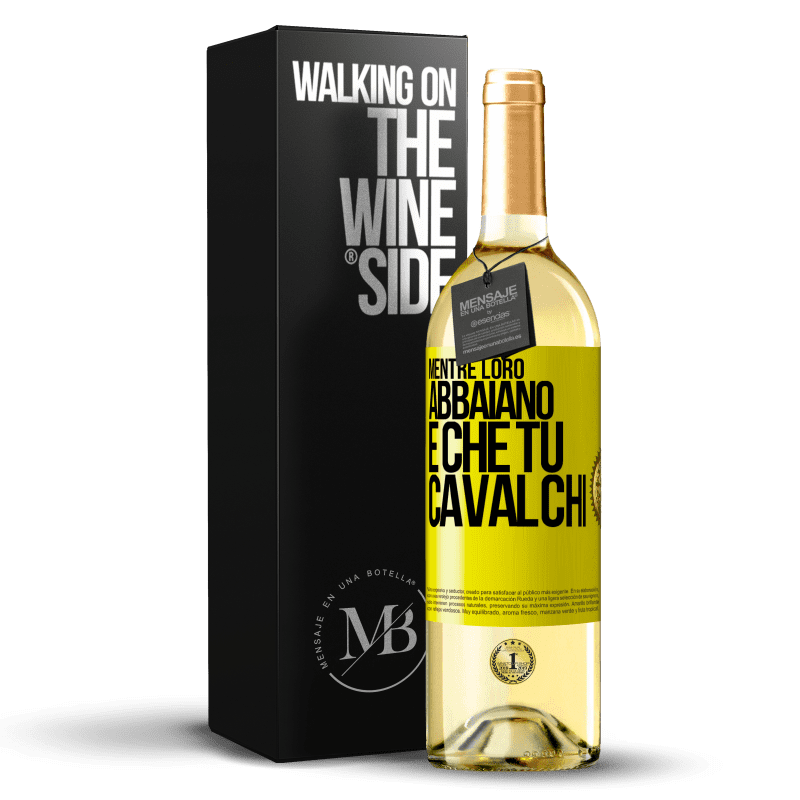 29,95 € Spedizione Gratuita | Vino bianco Edizione WHITE Mentre loro abbaiano è che tu cavalchi Etichetta Gialla. Etichetta personalizzabile Vino giovane Raccogliere 2024 Verdejo