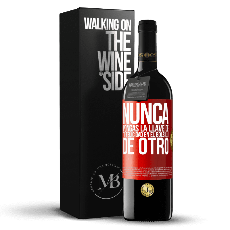 39,95 € Envío gratis | Vino Tinto Edición RED MBE Reserva Nunca pongas la llave de tu felicidad en el bolsillo de otro Etiqueta Roja. Etiqueta personalizable Reserva 12 Meses Cosecha 2015 Tempranillo