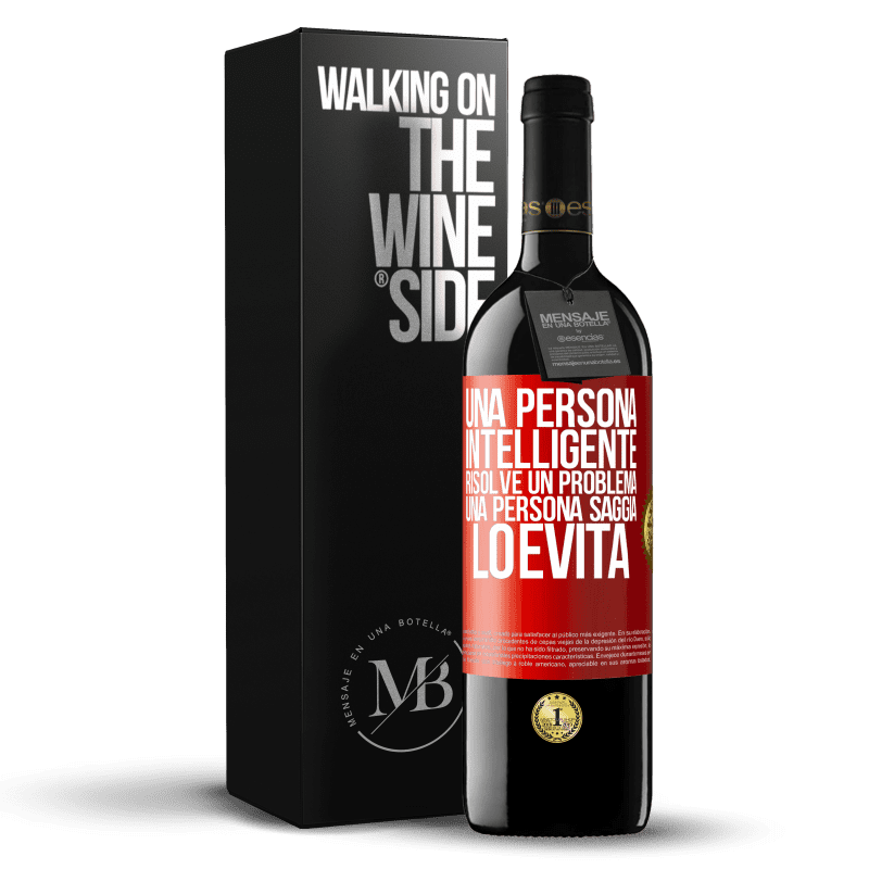 39,95 € Spedizione Gratuita | Vino rosso Edizione RED MBE Riserva Una persona intelligente risolve un problema. Una persona saggia lo evita Etichetta Rossa. Etichetta personalizzabile Riserva 12 Mesi Raccogliere 2015 Tempranillo