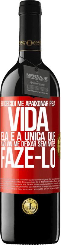 39,95 € | Vinho tinto Edição RED MBE Reserva Eu decidi me apaixonar pela vida. Ela é a única que não vai me deixar sem antes fazê-lo Etiqueta Vermelha. Etiqueta personalizável Reserva 12 Meses Colheita 2015 Tempranillo