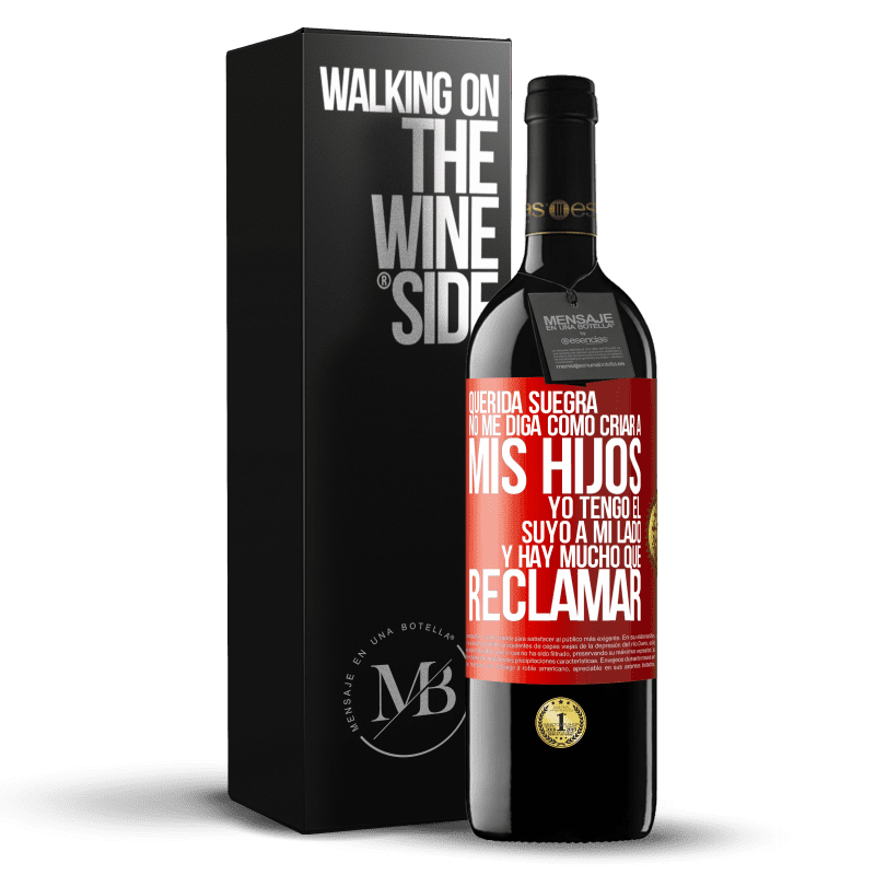 39,95 € Envío gratis | Vino Tinto Edición RED MBE Reserva Querida suegra, no me diga como criar a mis hijos. Yo tengo el suyo a mi lado y hay mucho que reclamar Etiqueta Roja. Etiqueta personalizable Reserva 12 Meses Cosecha 2015 Tempranillo