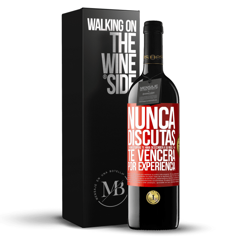 39,95 € Envío gratis | Vino Tinto Edición RED MBE Reserva Nunca discutas con un estúpido. Te hará descender a su nivel y ahí te vencerá por experiencia Etiqueta Roja. Etiqueta personalizable Reserva 12 Meses Cosecha 2016 Tempranillo