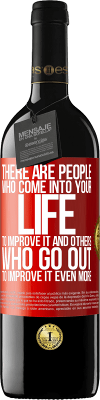 «Есть люди, которые приходят в вашу жизнь, чтобы улучшить ее, и другие, которые идут, чтобы улучшить ее еще больше» Издание RED MBE Бронировать