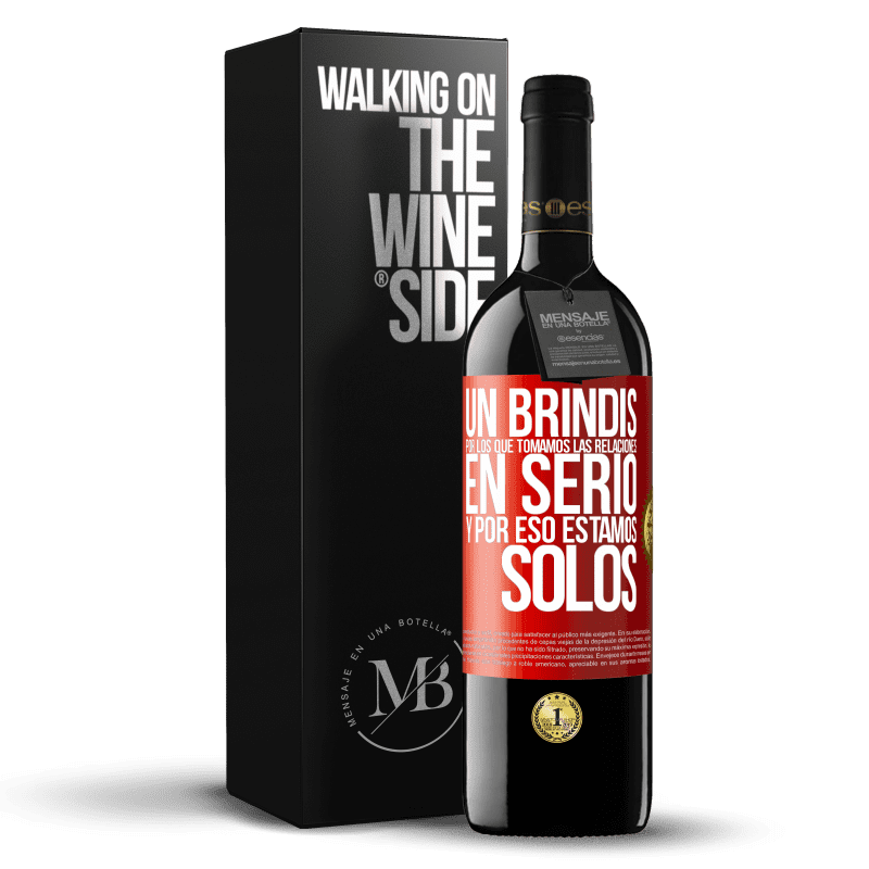 39,95 € Envío gratis | Vino Tinto Edición RED MBE Reserva Un brindis por los que tomamos las relaciones en serio y por eso estamos solos Etiqueta Roja. Etiqueta personalizable Reserva 12 Meses Cosecha 2015 Tempranillo