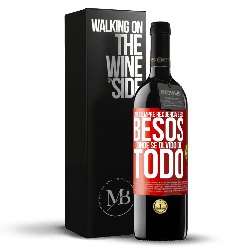 39,95 € Envío gratis | Vino Tinto Edición RED MBE Reserva Uno siempre recuerda esos besos donde se olvidó de todo Etiqueta Roja. Etiqueta personalizable Reserva 12 Meses Cosecha 2016 Tempranillo