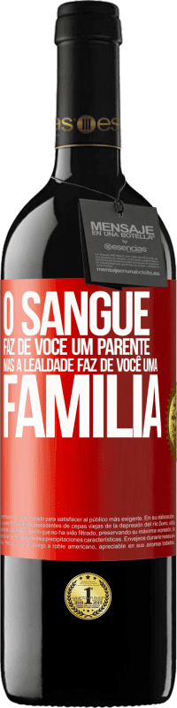 39,95 € | Vinho tinto Edição RED MBE Reserva O sangue faz de você um parente, mas a lealdade faz de você uma família Etiqueta Vermelha. Etiqueta personalizável Reserva 12 Meses Colheita 2015 Tempranillo