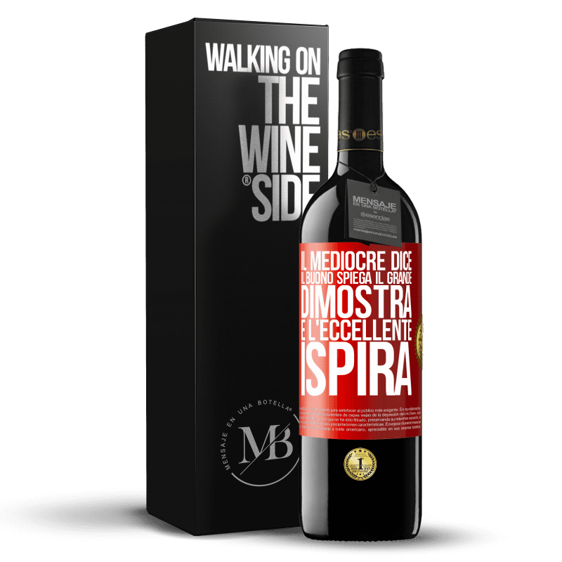 39,95 € Spedizione Gratuita | Vino rosso Edizione RED MBE Riserva Il mediocre dice, il buono spiega, il grande dimostra e l'eccellente ispira Etichetta Rossa. Etichetta personalizzabile Riserva 12 Mesi Raccogliere 2016 Tempranillo