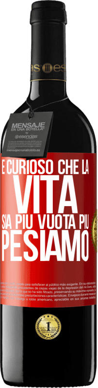 39,95 € | Vino rosso Edizione RED MBE Riserva È curioso che la vita sia più vuota, più pesiamo Etichetta Rossa. Etichetta personalizzabile Riserva 12 Mesi Raccogliere 2016 Tempranillo