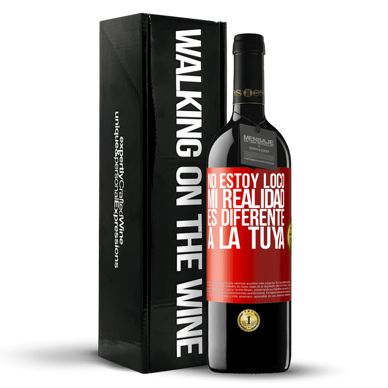 39,95 € Envío gratis | Vino Tinto Edición RED MBE Reserva No estoy loco, mi realidad es diferente a la tuya Etiqueta Roja. Etiqueta personalizable Reserva 12 Meses Cosecha 2015 Tempranillo