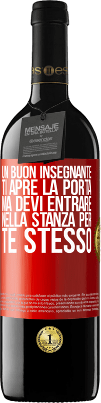 39,95 € Spedizione Gratuita | Vino rosso Edizione RED MBE Riserva Un buon insegnante ti apre la porta, ma devi entrare nella stanza per te stesso Etichetta Rossa. Etichetta personalizzabile Riserva 12 Mesi Raccogliere 2014 Tempranillo