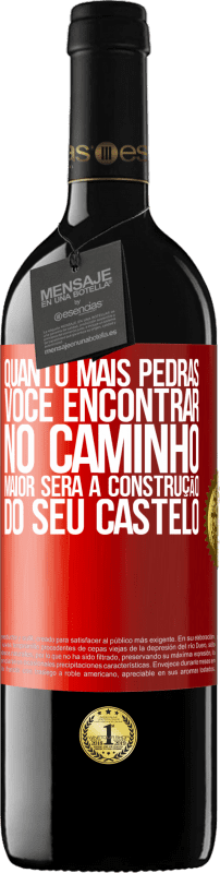 39,95 € | Vinho tinto Edição RED MBE Reserva Quanto mais pedras você encontrar no caminho, maior será a construção do seu castelo Etiqueta Vermelha. Etiqueta personalizável Reserva 12 Meses Colheita 2015 Tempranillo