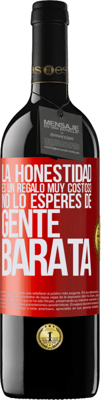 39,95 € | Vino Tinto Edición RED MBE Reserva La honestidad es un regalo muy costoso. No lo esperes de gente barata Etiqueta Roja. Etiqueta personalizable Reserva 12 Meses Cosecha 2015 Tempranillo