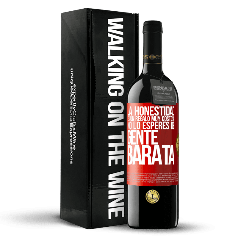 39,95 € Envío gratis | Vino Tinto Edición RED MBE Reserva La honestidad es un regalo muy costoso. No lo esperes de gente barata Etiqueta Roja. Etiqueta personalizable Reserva 12 Meses Cosecha 2015 Tempranillo