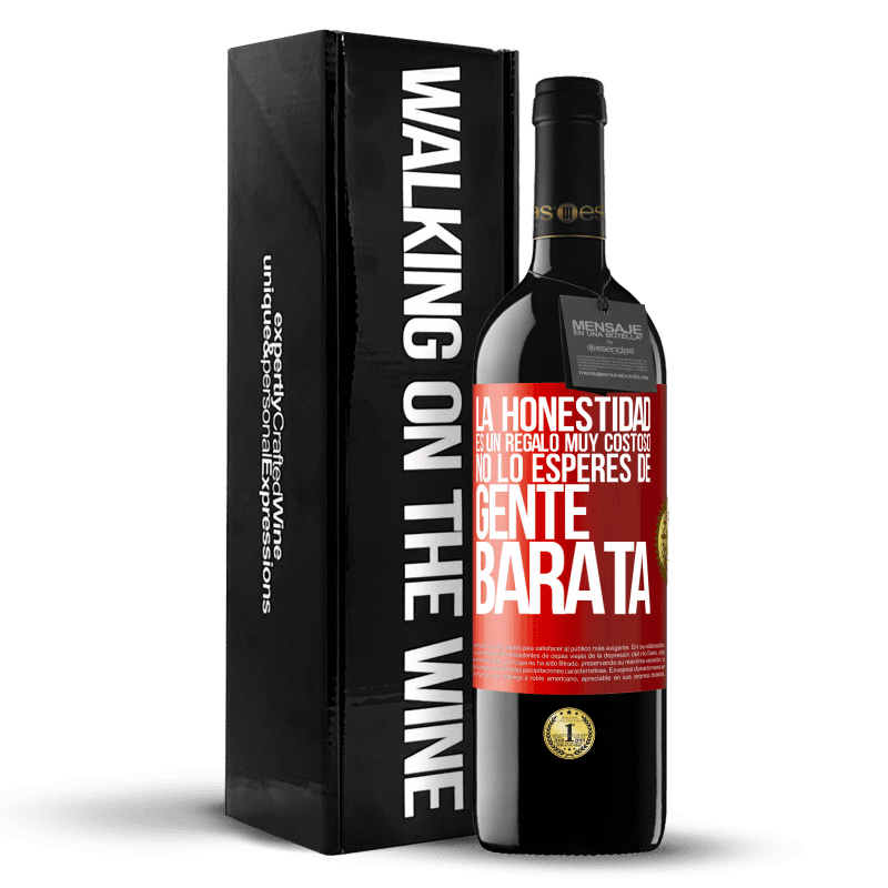 39,95 € Envío gratis | Vino Tinto Edición RED MBE Reserva La honestidad es un regalo muy costoso. No lo esperes de gente barata Etiqueta Roja. Etiqueta personalizable Reserva 12 Meses Cosecha 2016 Tempranillo