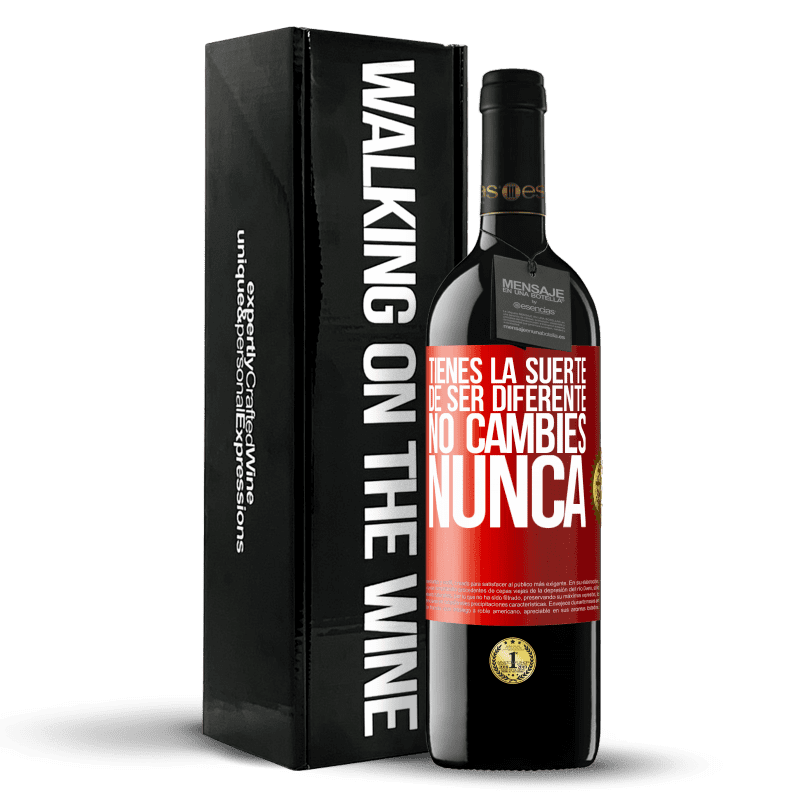 39,95 € Envío gratis | Vino Tinto Edición RED MBE Reserva Tienes la suerte de ser diferente. No cambies nunca Etiqueta Roja. Etiqueta personalizable Reserva 12 Meses Cosecha 2015 Tempranillo