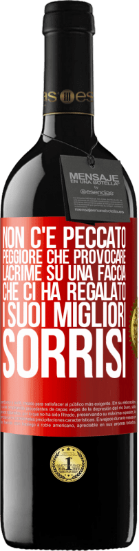 39,95 € Spedizione Gratuita | Vino rosso Edizione RED MBE Riserva Non c'è peccato peggiore che provocare lacrime su una faccia che ci ha regalato i suoi migliori sorrisi Etichetta Rossa. Etichetta personalizzabile Riserva 12 Mesi Raccogliere 2016 Tempranillo