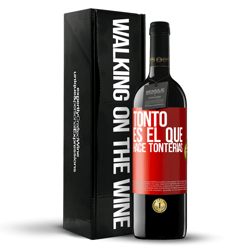 39,95 € Envío gratis | Vino Tinto Edición RED MBE Reserva Tonto es el que hace tonterías Etiqueta Roja. Etiqueta personalizable Reserva 12 Meses Cosecha 2015 Tempranillo