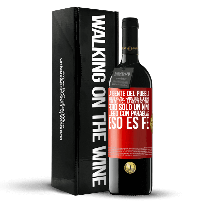 39,95 € Envío gratis | Vino Tinto Edición RED MBE Reserva La gente del pueblo decidió rezar para que lloviera. El día del rezo, la gente se reunió, pero sólo un niño llego con Etiqueta Roja. Etiqueta personalizable Reserva 12 Meses Cosecha 2015 Tempranillo