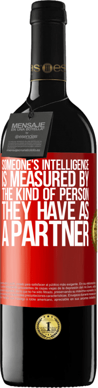 «Чей-то интеллект измеряется тем типом человека, которого они имеют в качестве партнера» Издание RED MBE Бронировать