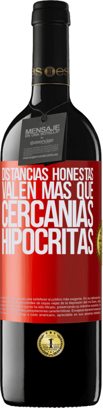 39,95 € Envío gratis | Vino Tinto Edición RED MBE Reserva Distancias honestas valen más que cercanías hipócritas Etiqueta Roja. Etiqueta personalizable Reserva 12 Meses Cosecha 2015 Tempranillo