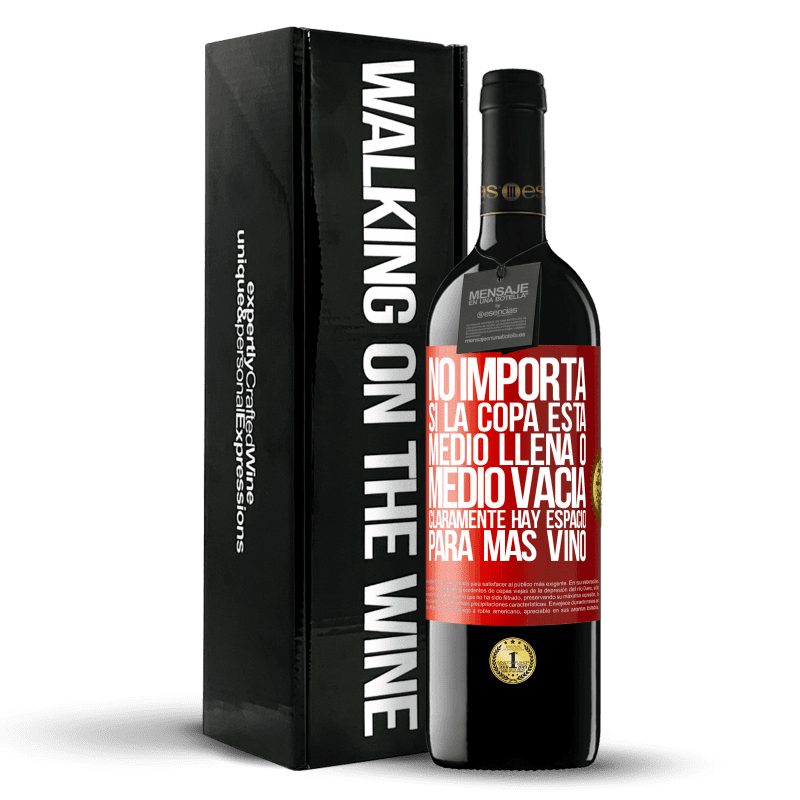 39,95 € Envío gratis | Vino Tinto Edición RED MBE Reserva No importa si la copa está medio llena o medio vacía. Cláramente hay espacio para más vino Etiqueta Roja. Etiqueta personalizable Reserva 12 Meses Cosecha 2015 Tempranillo