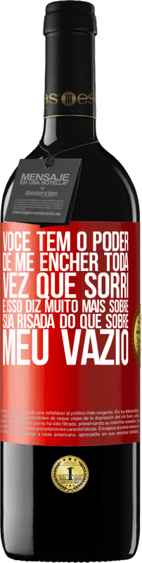 39,95 € | Vinho tinto Edição RED MBE Reserva Você tem o poder de me encher toda vez que sorri, e isso diz muito mais sobre sua risada do que sobre meu vazio Etiqueta Vermelha. Etiqueta personalizável Reserva 12 Meses Colheita 2014 Tempranillo