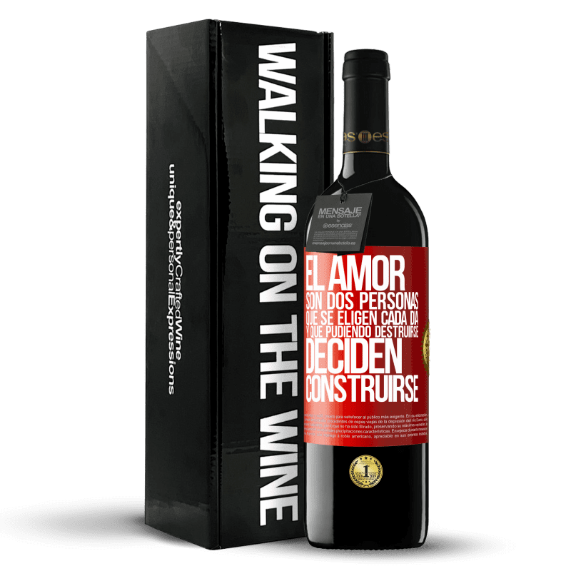 39,95 € Envío gratis | Vino Tinto Edición RED MBE Reserva El amor son dos personas que se eligen cada día, y que pudiendo destruirse, deciden construirse Etiqueta Roja. Etiqueta personalizable Reserva 12 Meses Cosecha 2015 Tempranillo