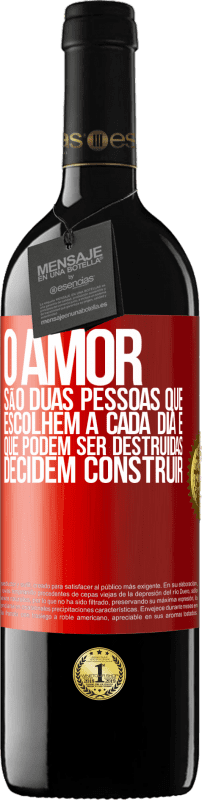 39,95 € | Vinho tinto Edição RED MBE Reserva O amor são duas pessoas que escolhem a cada dia e que podem ser destruídas, decidem construir Etiqueta Vermelha. Etiqueta personalizável Reserva 12 Meses Colheita 2014 Tempranillo