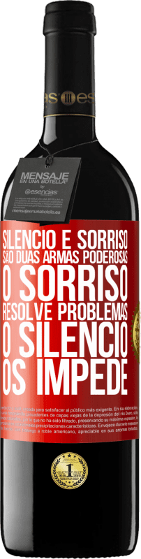 39,95 € | Vinho tinto Edição RED MBE Reserva Silêncio e sorriso são duas armas poderosas. O sorriso resolve problemas, o silêncio os impede Etiqueta Vermelha. Etiqueta personalizável Reserva 12 Meses Colheita 2015 Tempranillo