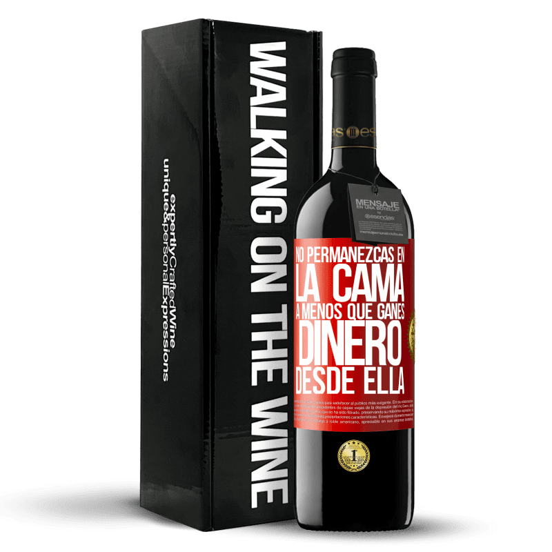 39,95 € Envío gratis | Vino Tinto Edición RED MBE Reserva No permanezcas en la cama a menos que ganes dinero desde ella Etiqueta Roja. Etiqueta personalizable Reserva 12 Meses Cosecha 2015 Tempranillo