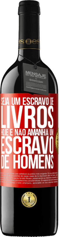 39,95 € | Vinho tinto Edição RED MBE Reserva Seja um escravo de livros hoje e não amanhã um escravo de homens Etiqueta Vermelha. Etiqueta personalizável Reserva 12 Meses Colheita 2015 Tempranillo