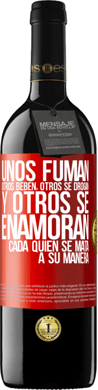 39,95 € Envío gratis | Vino Tinto Edición RED MBE Reserva Unos fuman, otros beben, otros se drogan, y otros se enamoran. Cada quien se mata a su manera Etiqueta Roja. Etiqueta personalizable Reserva 12 Meses Cosecha 2016 Tempranillo