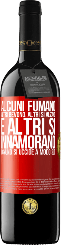 39,95 € | Vino rosso Edizione RED MBE Riserva Alcuni fumano, altri bevono, altri si alzano e altri si innamorano. Ognuno si uccide a modo suo Etichetta Rossa. Etichetta personalizzabile Riserva 12 Mesi Raccogliere 2015 Tempranillo