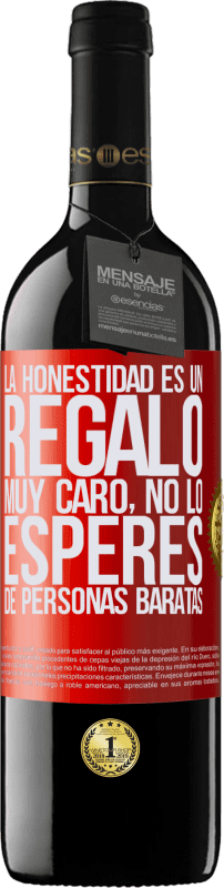 39,95 € | Vino Tinto Edición RED MBE Reserva La honestidad es un regalo muy caro. No lo esperes de personas baratas Etiqueta Roja. Etiqueta personalizable Reserva 12 Meses Cosecha 2015 Tempranillo