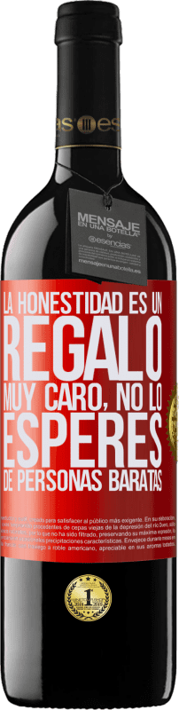 39,95 € Envío gratis | Vino Tinto Edición RED MBE Reserva La honestidad es un regalo muy caro. No lo esperes de personas baratas Etiqueta Roja. Etiqueta personalizable Reserva 12 Meses Cosecha 2016 Tempranillo