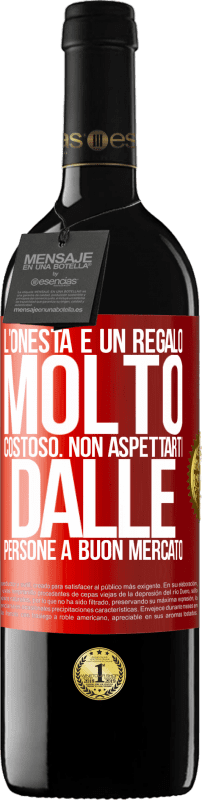 39,95 € | Vino rosso Edizione RED MBE Riserva L'onestà è un regalo molto costoso. Non aspettarti dalle persone a buon mercato Etichetta Rossa. Etichetta personalizzabile Riserva 12 Mesi Raccogliere 2015 Tempranillo