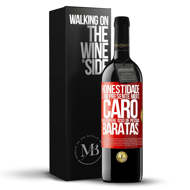 39,95 € Envio grátis | Vinho tinto Edição RED MBE Reserva Honestidade é um presente muito caro. Não espere isso de pessoas baratas Etiqueta Vermelha. Etiqueta personalizável Reserva 12 Meses Colheita 2015 Tempranillo