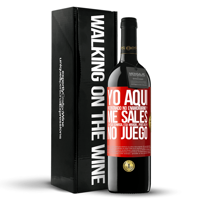 39,95 € Envío gratis | Vino Tinto Edición RED MBE Reserva Yo aquí, intentando no enamorarme y me sales con esa sonrisa, esa mirada… pues así ya no juego Etiqueta Roja. Etiqueta personalizable Reserva 12 Meses Cosecha 2015 Tempranillo