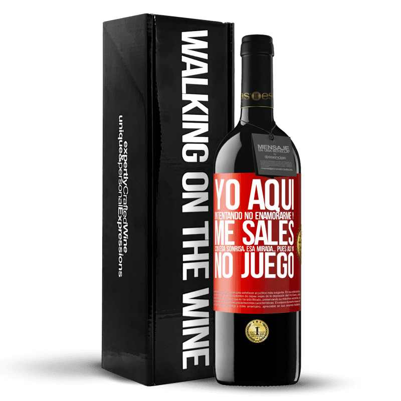 39,95 € Envío gratis | Vino Tinto Edición RED MBE Reserva Yo aquí, intentando no enamorarme y me sales con esa sonrisa, esa mirada… pues así ya no juego Etiqueta Roja. Etiqueta personalizable Reserva 12 Meses Cosecha 2016 Tempranillo