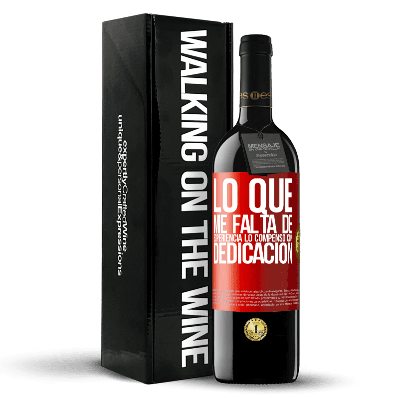 39,95 € Envío gratis | Vino Tinto Edición RED MBE Reserva Lo que me falta de experiencia lo compenso con dedicación Etiqueta Roja. Etiqueta personalizable Reserva 12 Meses Cosecha 2016 Tempranillo