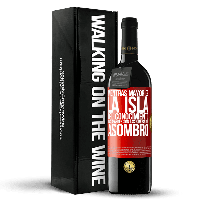 39,95 € Envío gratis | Vino Tinto Edición RED MBE Reserva Mientras mayor es la isla del conocimiento, más grandes son las riberas del asombro Etiqueta Roja. Etiqueta personalizable Reserva 12 Meses Cosecha 2015 Tempranillo